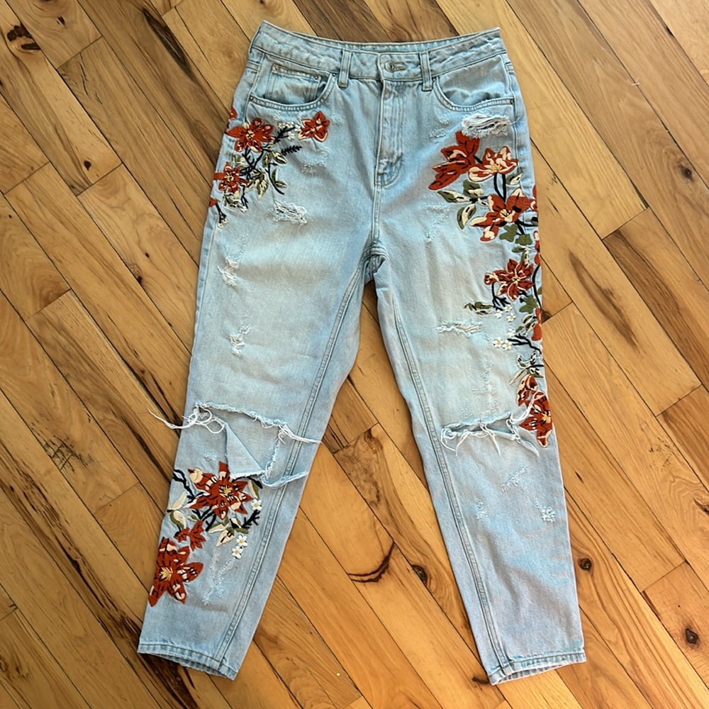TOPSHOP Moto Embroidered Lightwash Mom Jeans